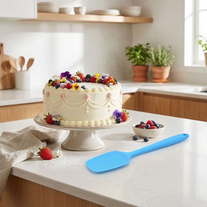 Spatule patisserie sut table cuisine avec cake