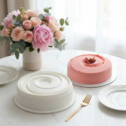 Moule silicone entremet et gâteau sur table décoré.