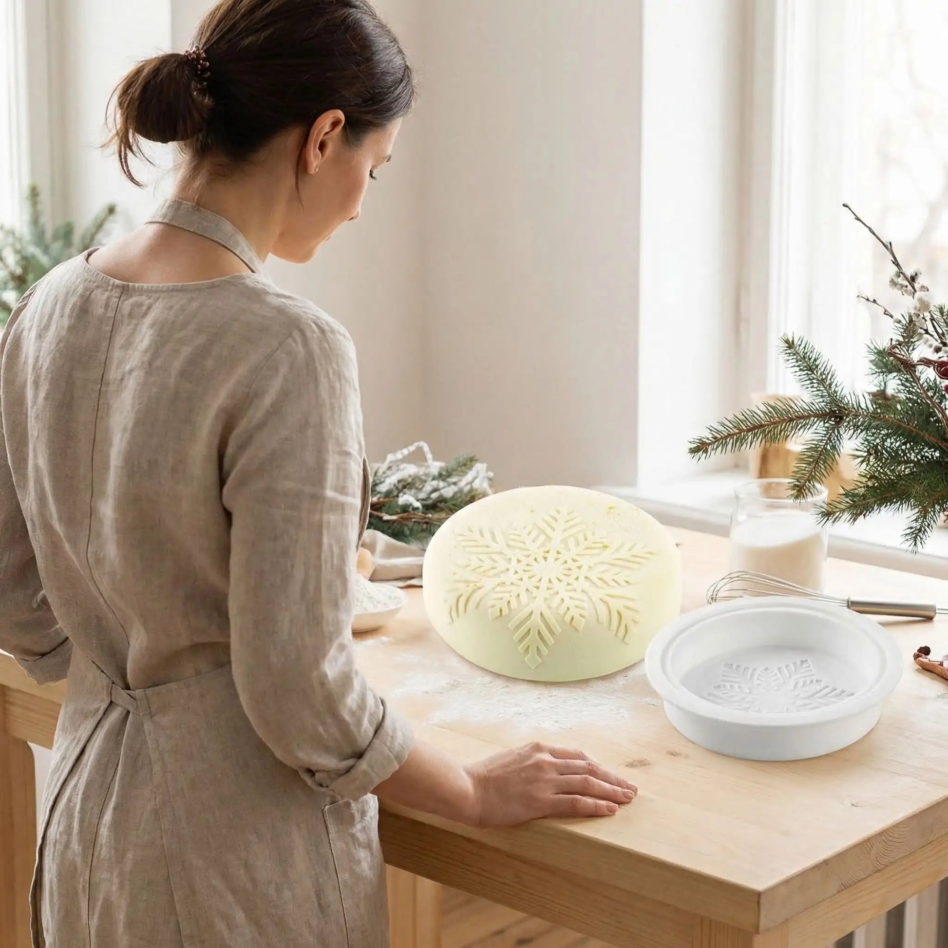 Femme devant Moule à Entremet avec cake sur une table 