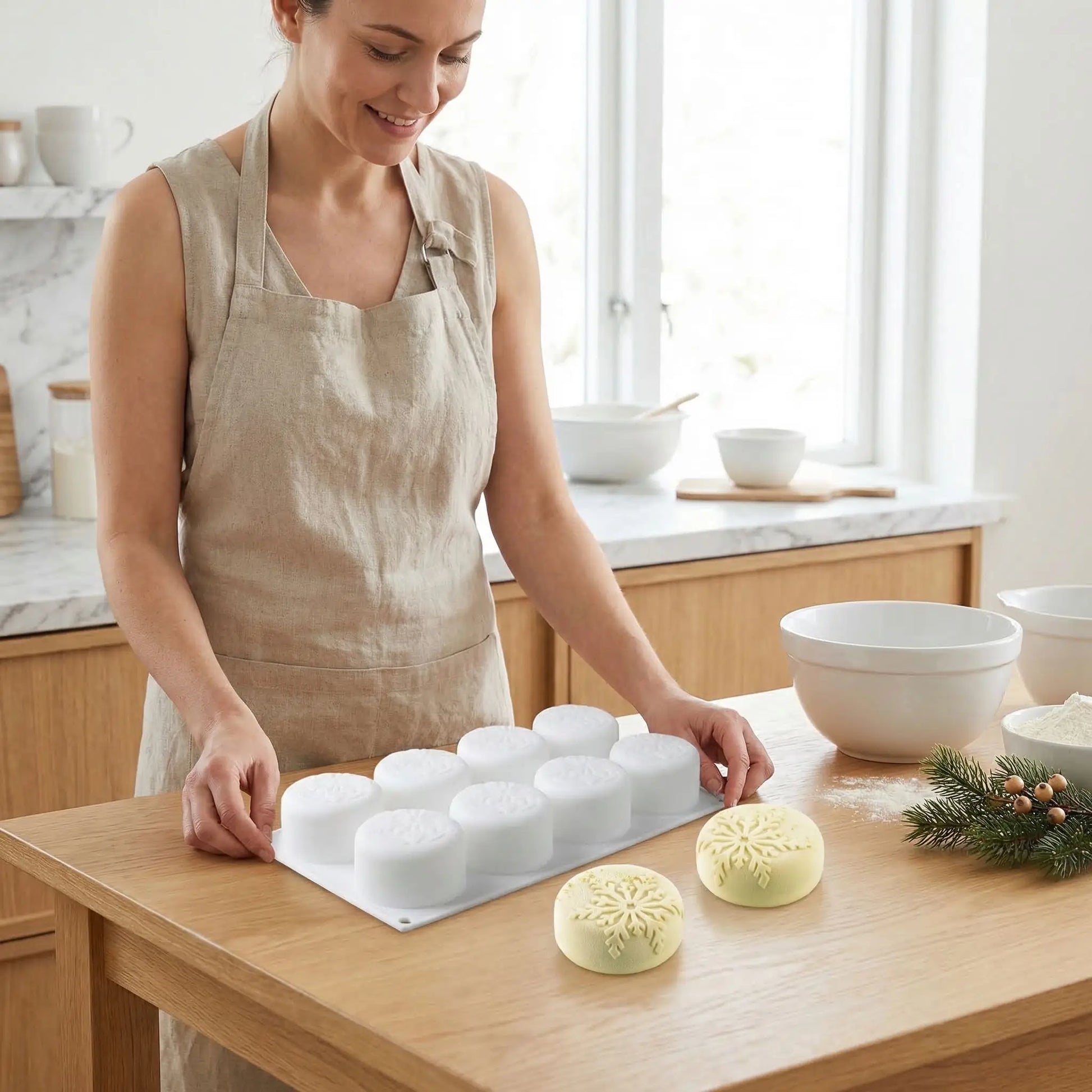 Femme devant Moule à Entremets et cake sur une table cuisine 