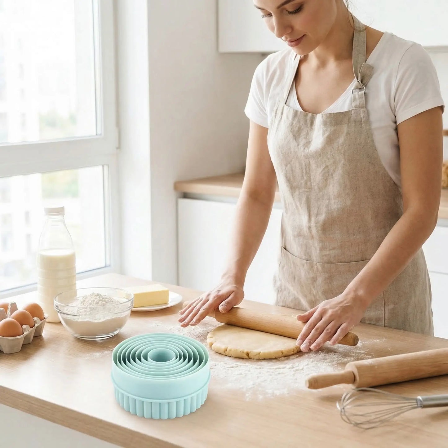 Emporte pieces ronds sur table cuisine avec femme qui pâtisse 