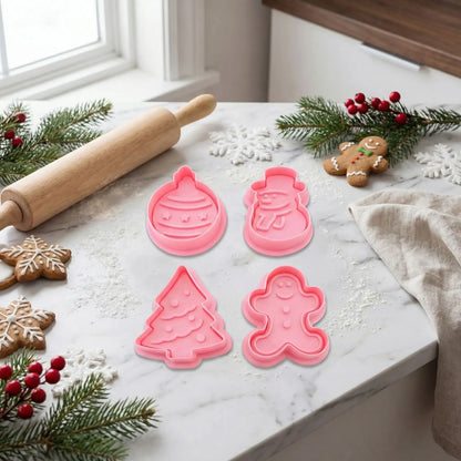 Emporte piece biscuit noel NOELCRAFT™ posé sur table décoré