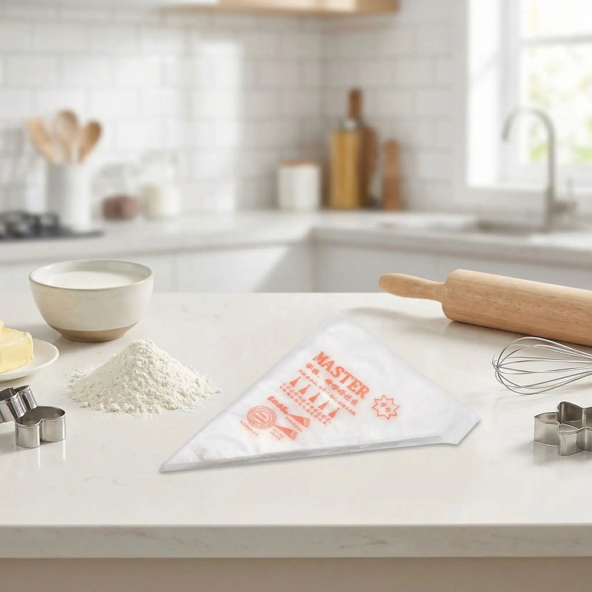 Poche jetable patisserie sur table de travail de cuisine 