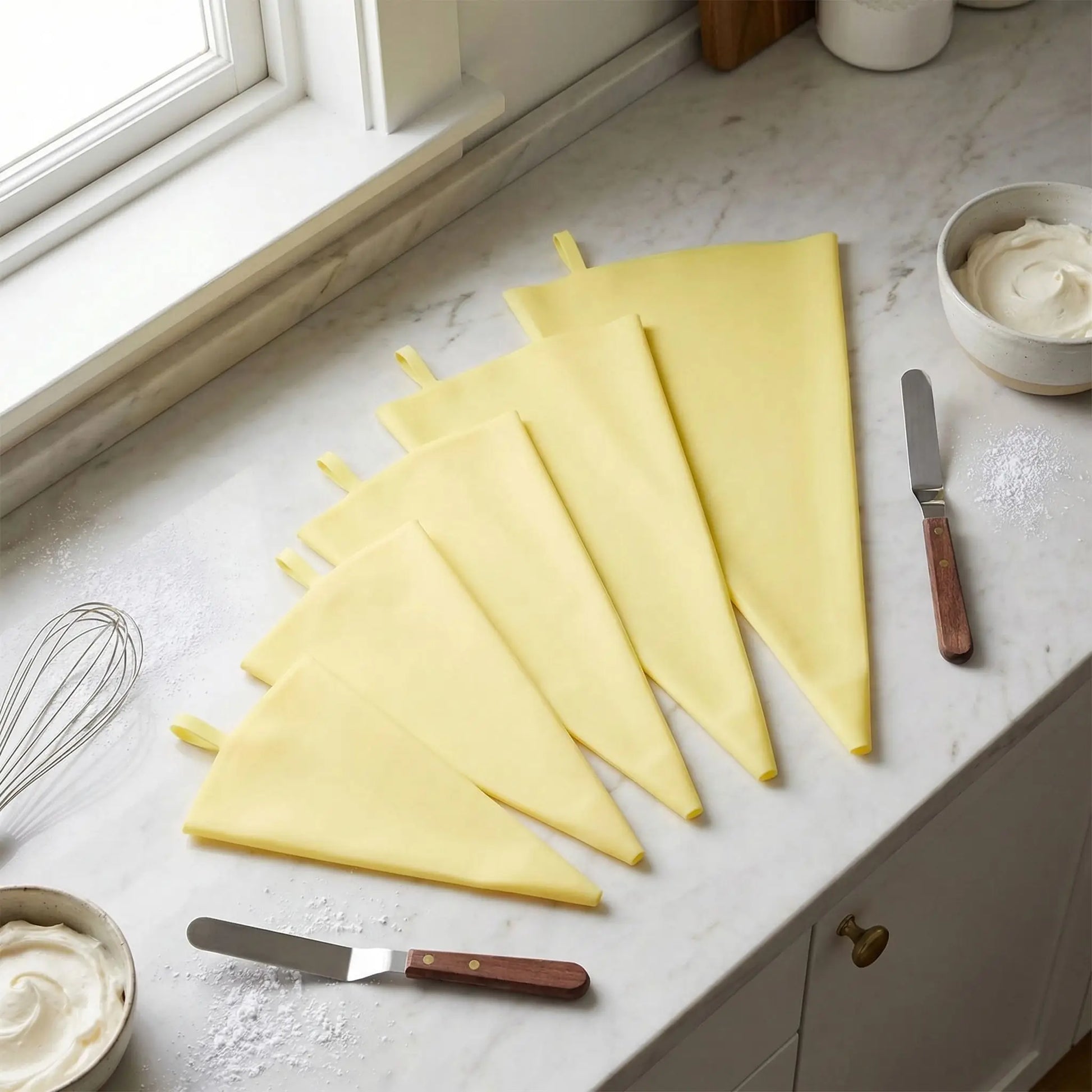 Poche à douille réutilisable posé sur plan travail cuisine 