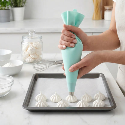 Garniture meringue sur plaque cuisson avec Poche douille silicone