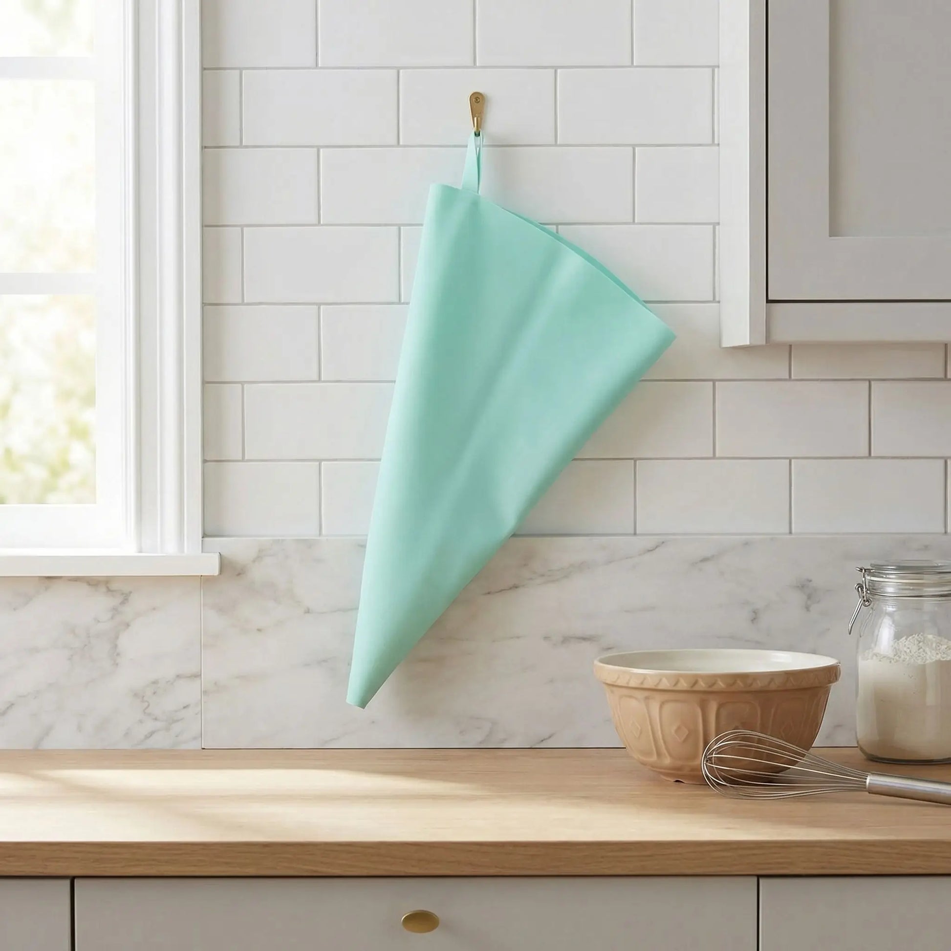 Poche douille silicone suspendu contre mur cuisine