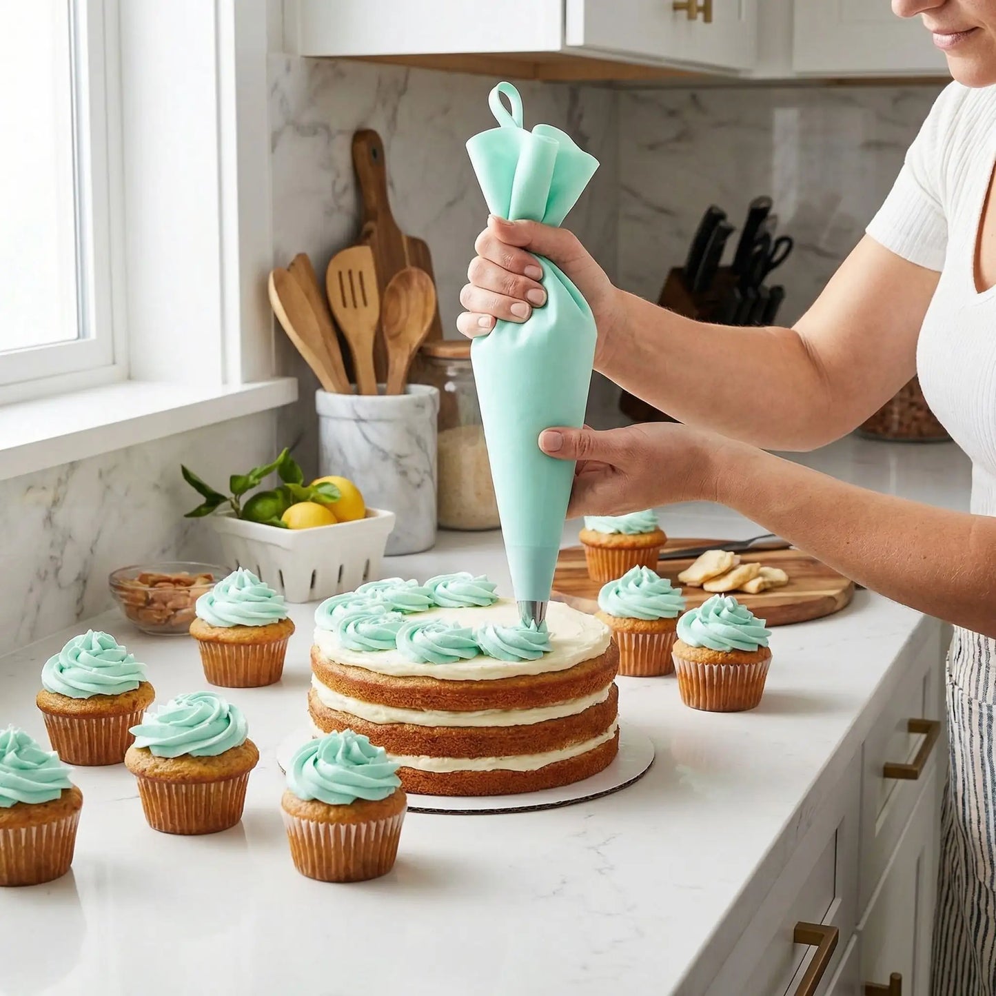 Femme décorant cake et muffin avec Poche douille silicone
