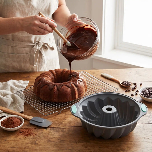 Nappage bundt avec Moule Bundt Cake sur table bois 