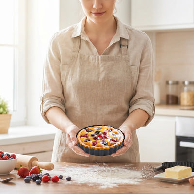 Femme tenant Moule à tarte avec tarte aux fruits 