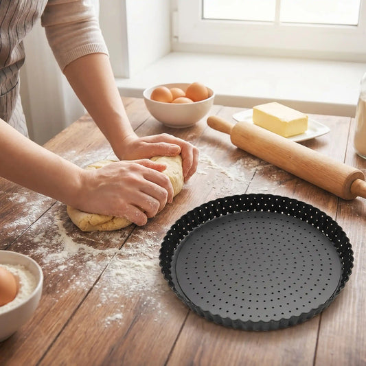 Personne préparant tarte avec Moule tarte fond amovible dans cuisine