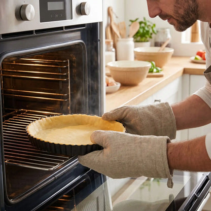 Homme mettant au four tarte dans Moule tarte fond amovible