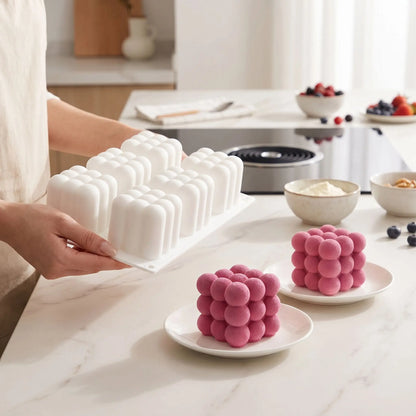 Femme tenant Moules bento cake dans cuisine aménagé