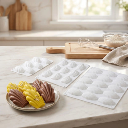 trois moule à madeleine et madeleine sur plan travail cuisine 