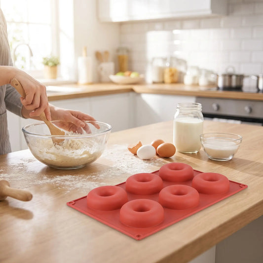 Moule a donuts avec Femme mélangeant ingrédient sur table bois