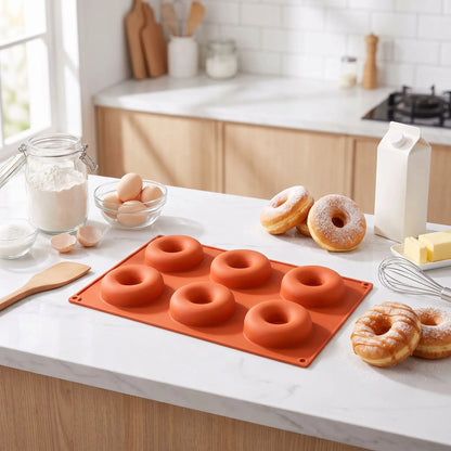 Moule a donuts sur table cuisine avec donuts