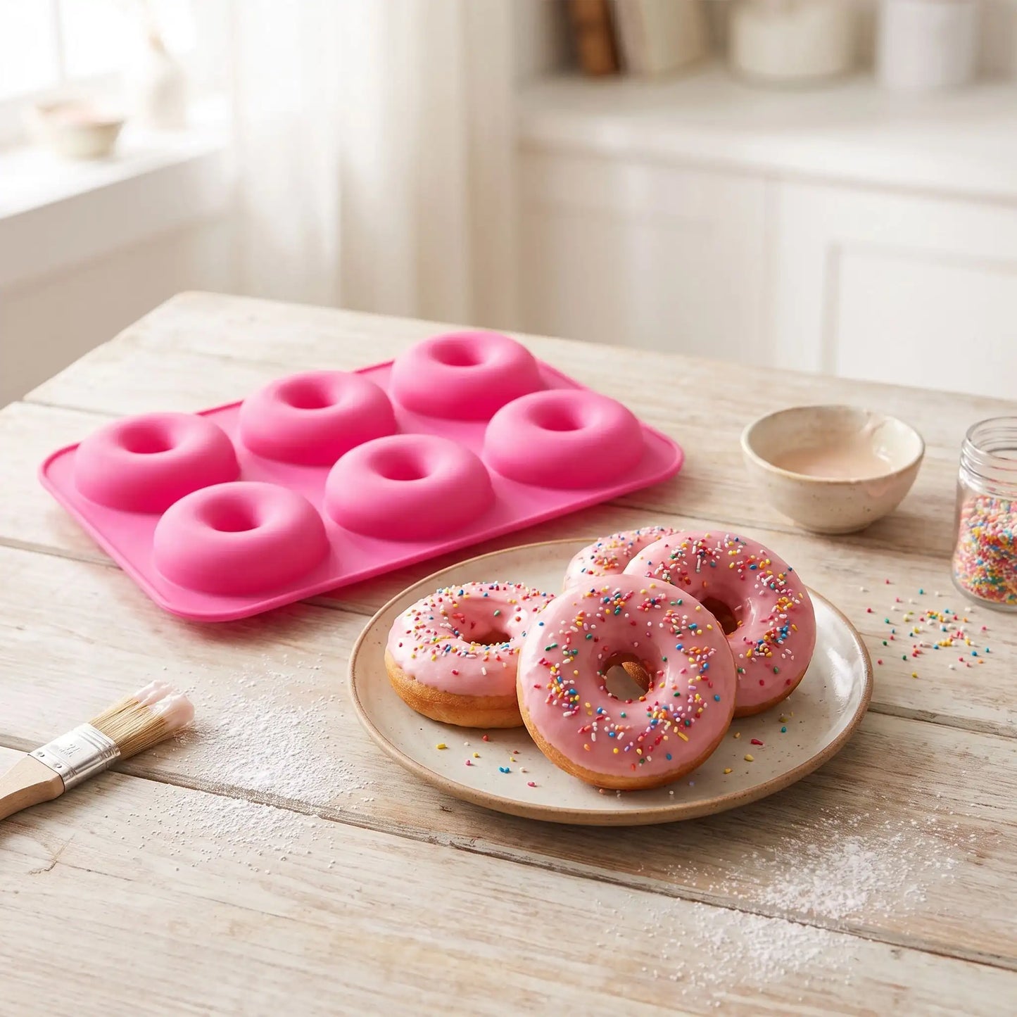 Moule a donuts avec donuts  sur table bois cuisine 