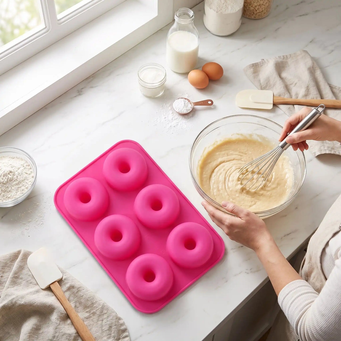 Femme mélange préparation avec Moule a donuts