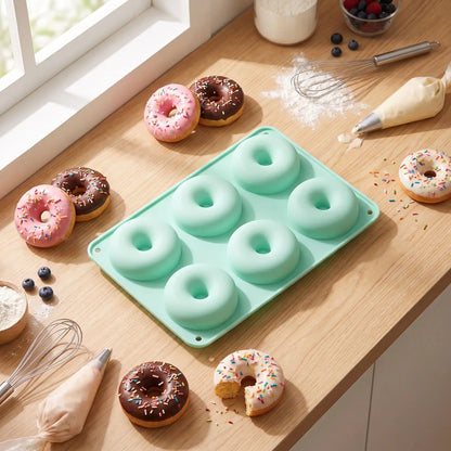 Moule Donuts vert menthe posé sur table cuisine bois