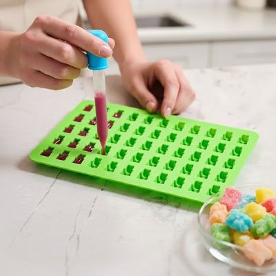 utilisation pipette moule silicone bonbons vert remplissage sans gaspillage