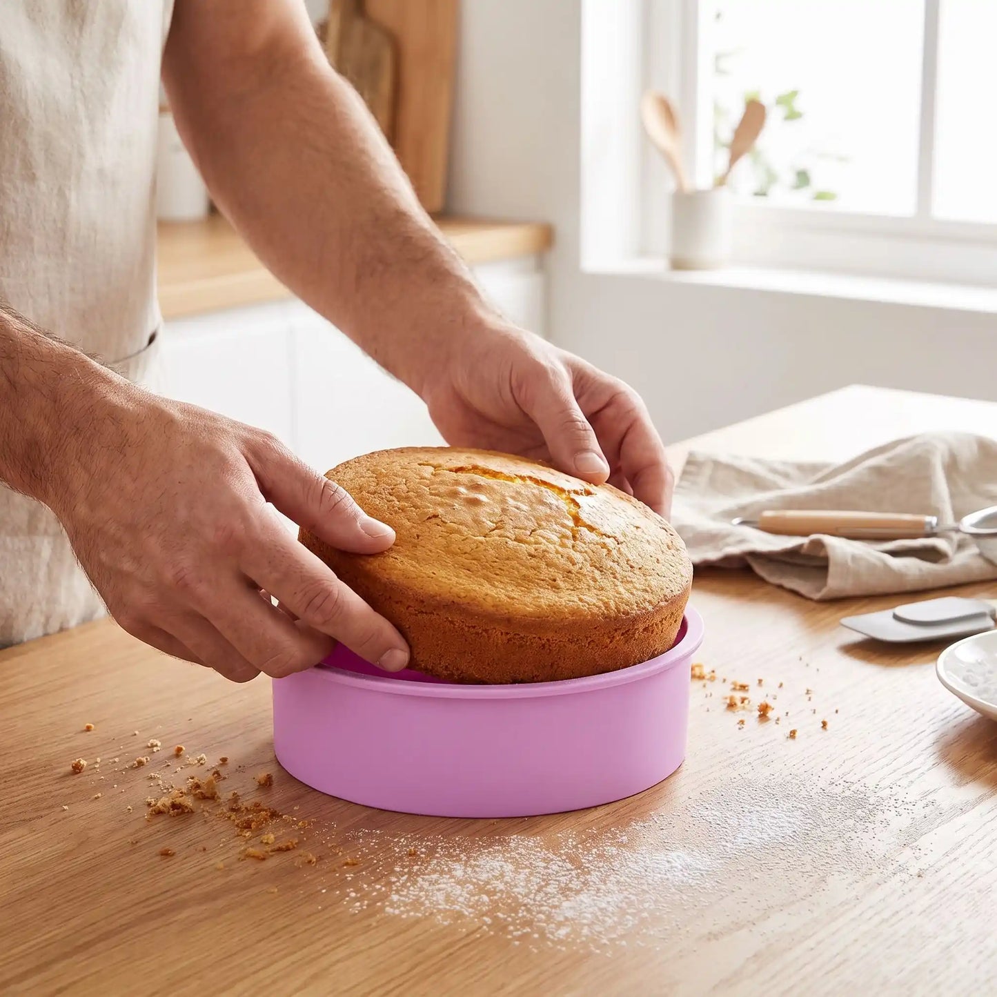homme démoule gâteau dans moules silicone ronds