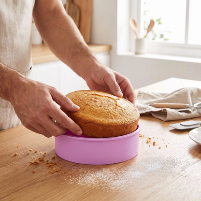 homme démoule gâteau dans moules silicone ronds