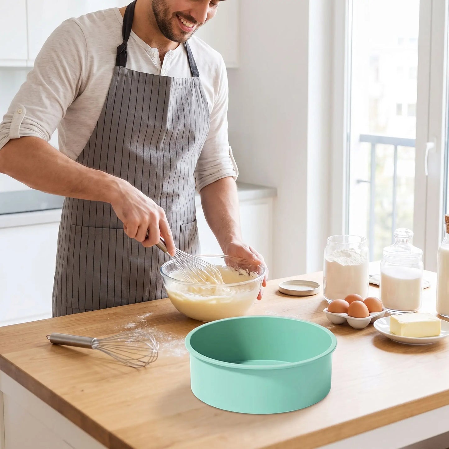 homme mélange préparation pâtissière avec moules en silicone rond