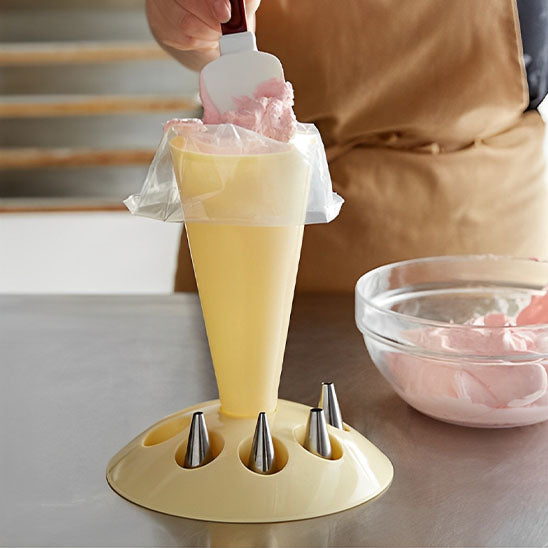 Remplissage poche à douille dans support poche à douille jaune