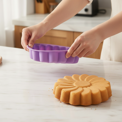 Démoulage Moule Fleur Silicone violet avec gâteau sur table cuisine