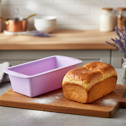 Moule à brioche rectangulaire avec brioche dorée démoulée