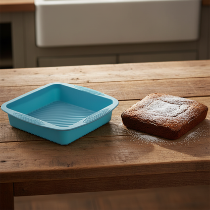 Moule Carré en Silicone avec brownie démoulé sur table bois