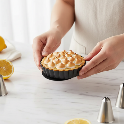 Tarte citron meringuée dans Moule à tarte tenu en main 
