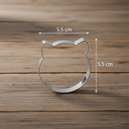 Emporte piece patisserie chat 5,5cm avec dimensions sur table en bois