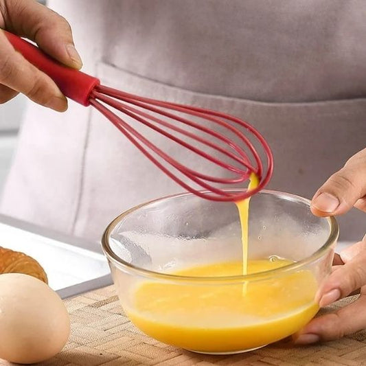 melange oeufs avec fouet rouge
