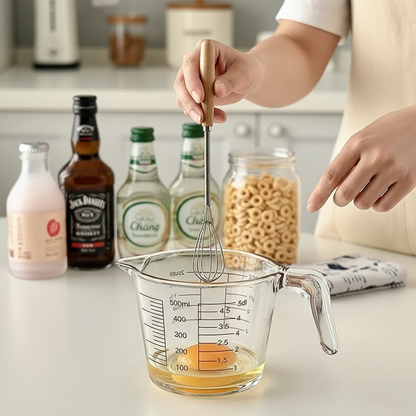 mélange oeuf avec Mini fouet dans Verre doseur 
