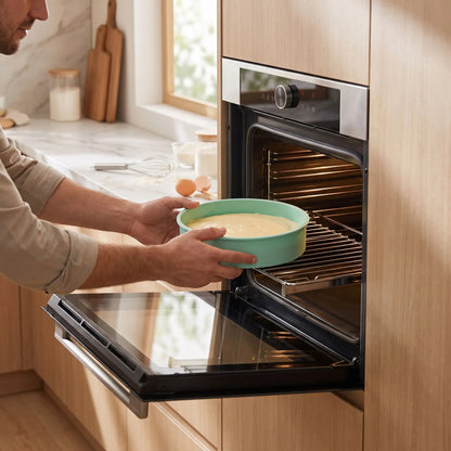 homme met au four moules en silicone rond dans cuisine 