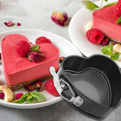 moule a gateau avec gateau rouge