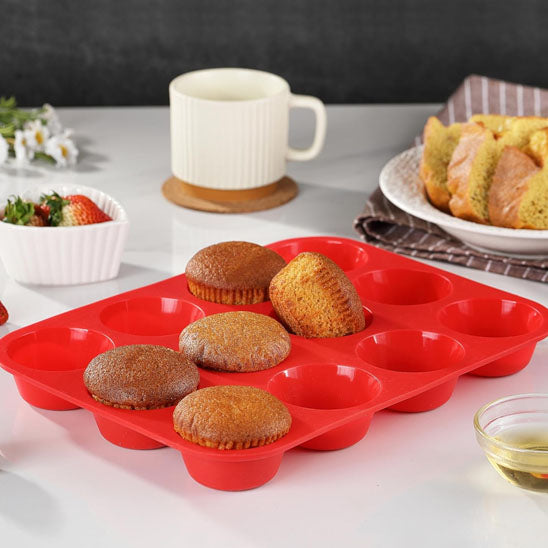 moule a muffin rouge sur table