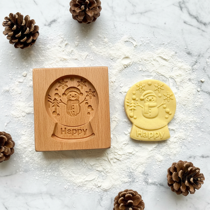 Emporte piece biscuit noel avec biscuit posé sur table marbre