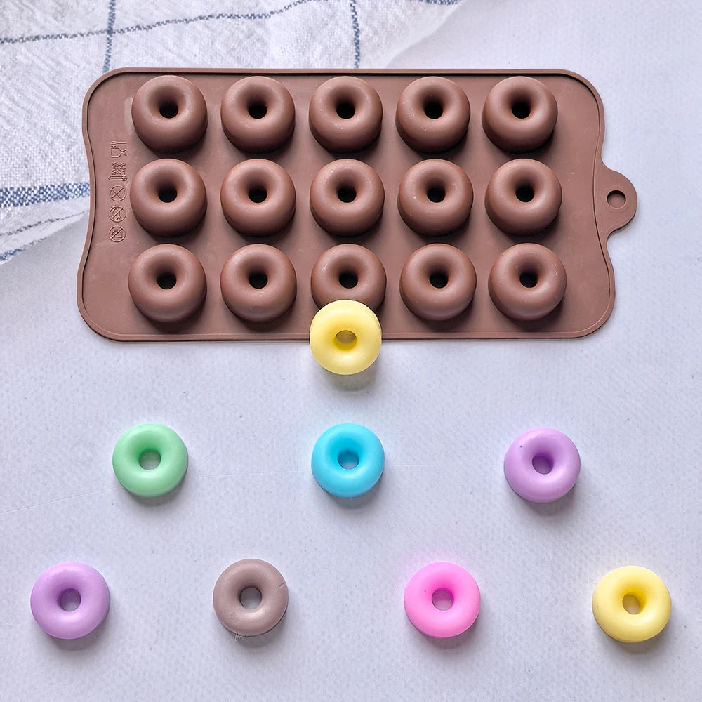 Moule pour donuts antiadhésif avec beignets glacés colorés décorés