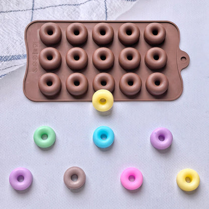 Moule pour donuts antiadhésif avec beignets glacés colorés décorés