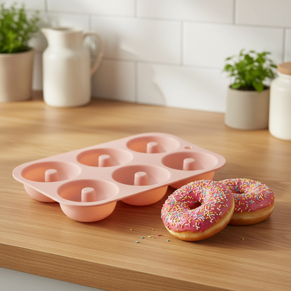 Moule à donuts rose avec donut sur table bois cuisine
