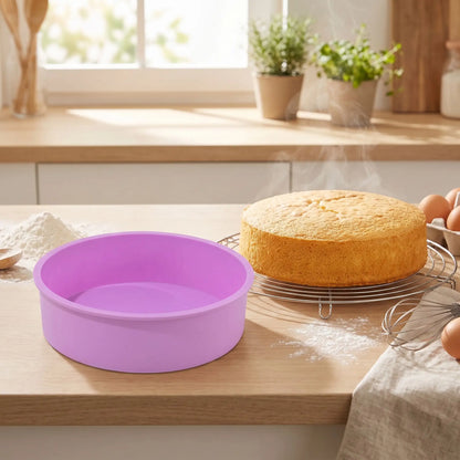 Moule en silicone rond avec gâteau sur table cuisine