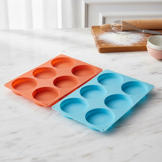 deux moule en silicone rond sur table travail cuisine