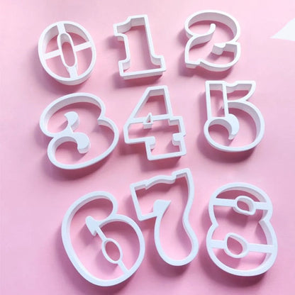 moule number cake sur surface rose