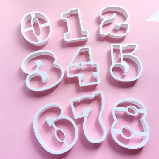 moule number cake sur surface rose