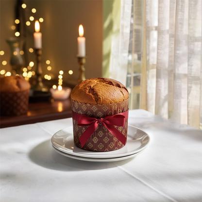 Moule à Panettone avec panettone sur table blanche