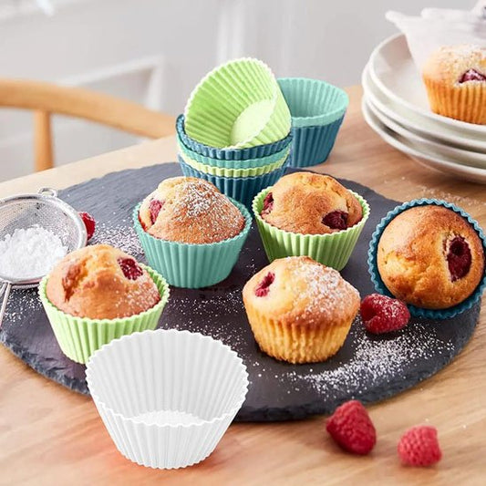 Moules à muffin en silicone colorés avec muffins aux framboises