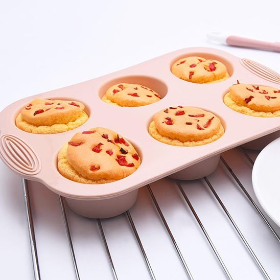 Moule silicone pour cupcake rose pastel sur grille