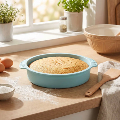 Moule rond en silicone avec gâteau sur table bois