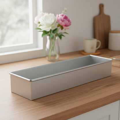 Moule à gateau rectangulaire Longobake™ sur table cuisine